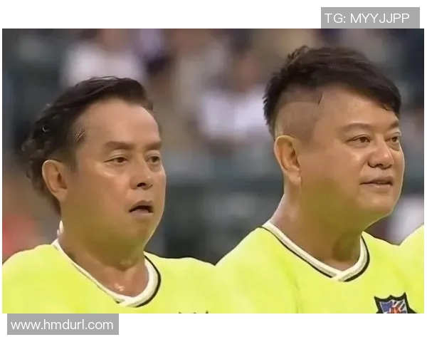 足球明星化身伪球员巧妙混入球场引发热议与欢笑